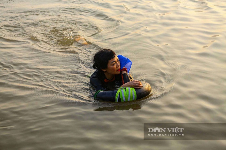 Hà Nội rét 8 độ C, người dân vẫn ngâm mình bơi lội trên sông Hồng suốt cả giờ - 18