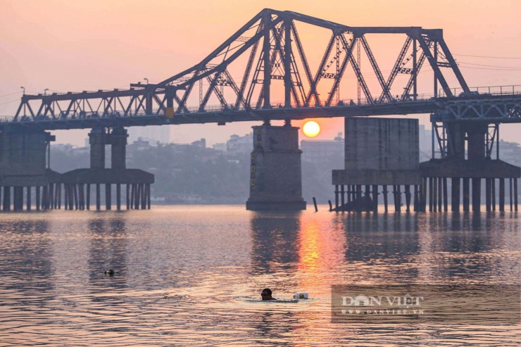 Hà Nội rét 8 độ C, người dân vẫn ngâm mình bơi lội trên sông Hồng suốt cả giờ - 21