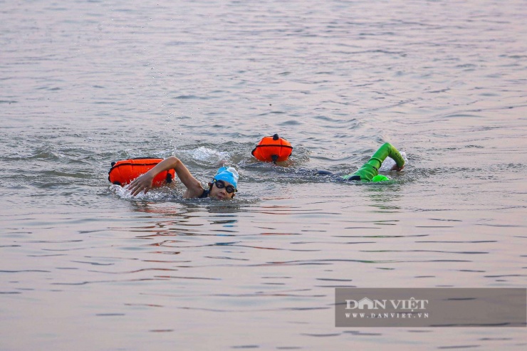 Hà Nội rét 8 độ C, người dân vẫn ngâm mình bơi lội trên sông Hồng suốt cả giờ - 20
