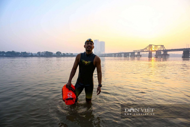 Hà Nội rét 8 độ C, người dân vẫn ngâm mình bơi lội trên sông Hồng suốt cả giờ - 24