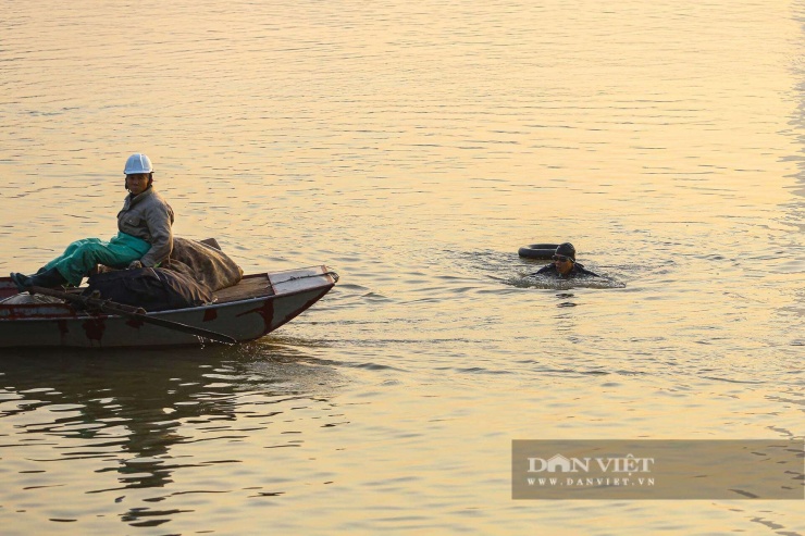 Hà Nội rét 8 độ C, người dân vẫn ngâm mình bơi lội trên sông Hồng suốt cả giờ - 25