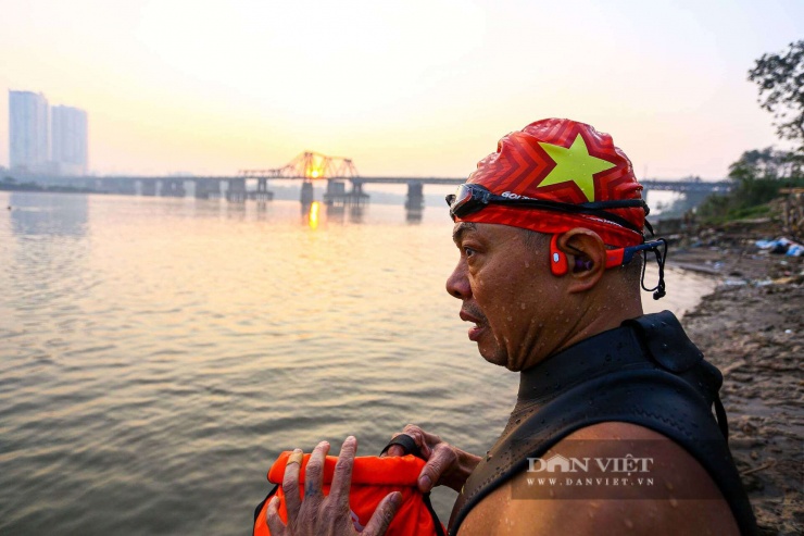 Hà Nội rét 8 độ C, người dân vẫn ngâm mình bơi lội trên sông Hồng suốt cả giờ - 28