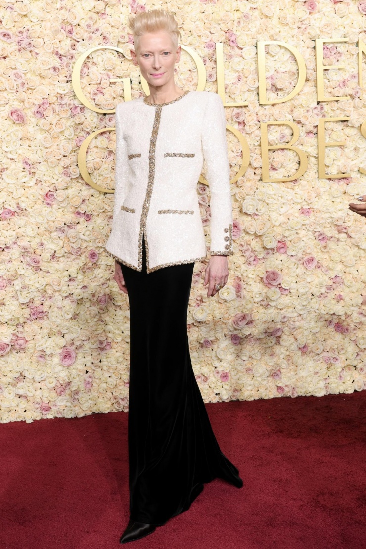 Diễn viên Tilda Swinton diện trang phục đơn giản với áo khoác&nbsp;Chanel trắng và&nbsp;chân váy đen dáng suông tại Lễ trao giải Quả cầu vàng năm 2024. Phong cách&nbsp;lạnh lùng, cá tính cùng thần thái khác biệt của Tilda Swinton đã biến tổng thể tối giản của bộ trang phục trở thành một trong những khoảnh khắc thời trang ấn tượng nhất trên thảm đỏ.