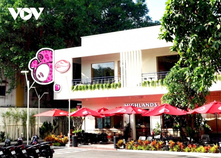 Ghi nhận trong buổi sáng nay tại nhiều cửa hàng&nbsp;Highlands Coffee tại TP.HCM, KV Bình Dương (cũ) các khách hàng tỏ ra e dè với món bánh mỳ que của các cửa hàng