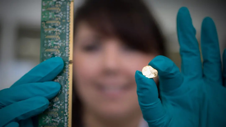 Các nhà khoa học thu hồi vàng từ rác thải điện tử. Ảnh: The Royal Mint