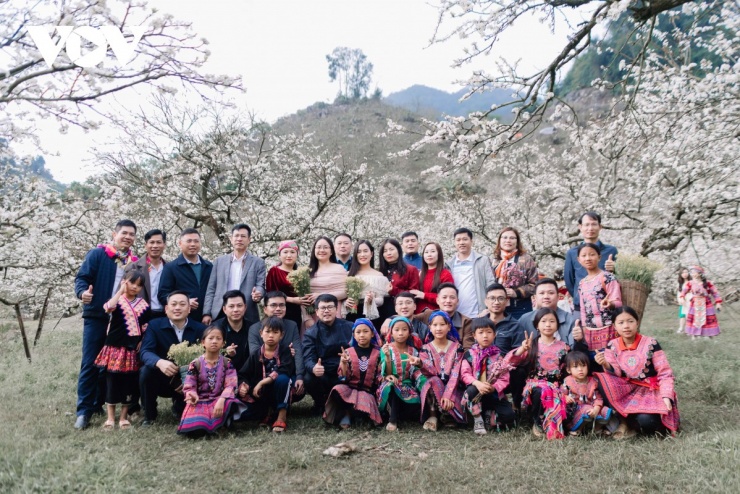 Du khách chụp ảnh, giao lưu cùng người dân bản địa thân thiện, mến khách.