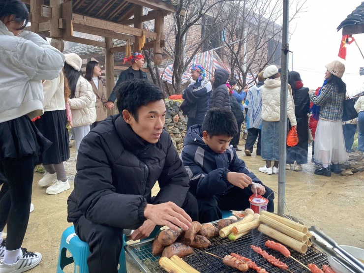 Gia đình chị Yến Nguyễn trải nghiệm trong kỳ nghỉ Tết dương lịch 2026 tại Làng Văn hóa Du lịch cộng đồng Lô Lô Chải. (Ảnh: Yến Nguyễn)