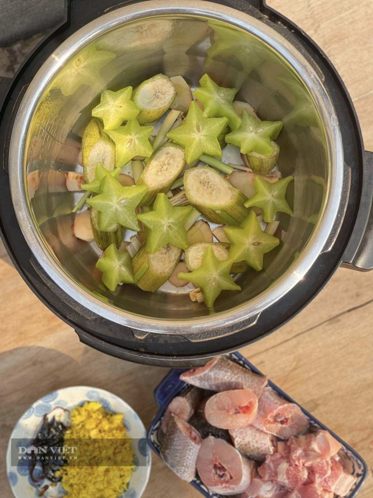 Cách kho cá với chuối xanh, khế chua: Riềng cắt lát, sả cắt khúc, chuối xanh, khế chua 