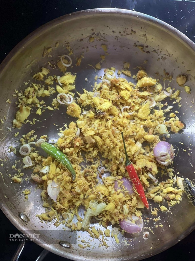 Cách kho cá với chuối xanh, khế chua: Riềng xay, hành khô, ớt sả.