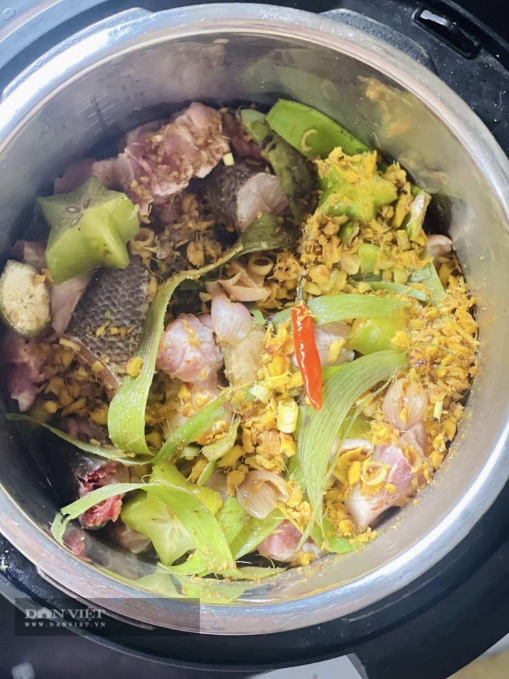 Cách kho cá với chuối xanh, khế chua: Cho các loại quả vào nồi cá