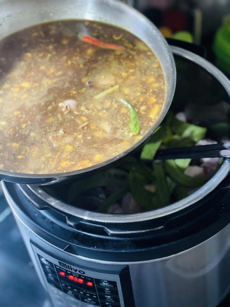 Cách kho cá với chuối xanh, khế chua: Hỗn hợp nước màu, tương bần đã đun sôi.