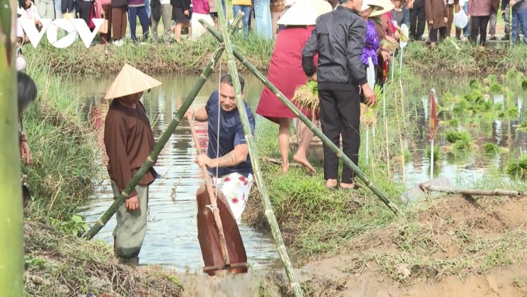 Khách quốc tế tát nước, bắt cá ven bờ