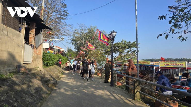 Du khách nước ngoài tìm về các làng quê, làng nghề để trải nghiệm