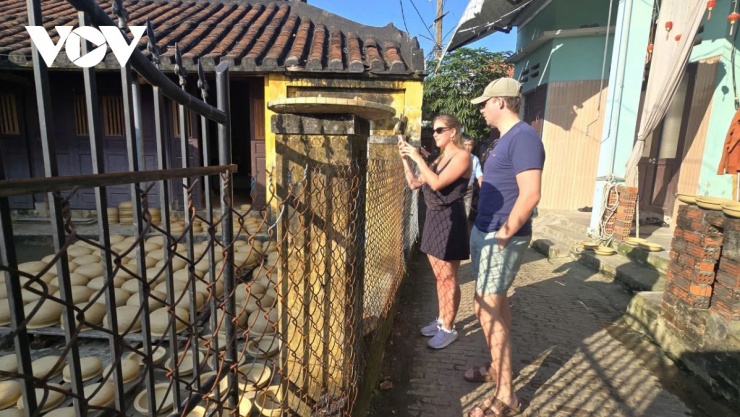 Du khách thích thú với những trải nghiệm tại Làng gốm Thanh Hà