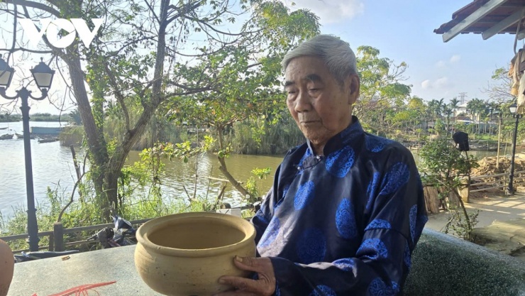 Nghệ nhân Nguyễn Ngữ tại Làng gốm Thanh Hà