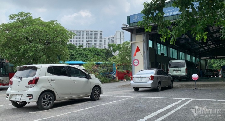 Nếu trượt đăng kiểm, chủ xe sẽ phải mất thêm chi phí cho mỗi lần "xếp hàng". Ảnh: Hoàng Hiệp