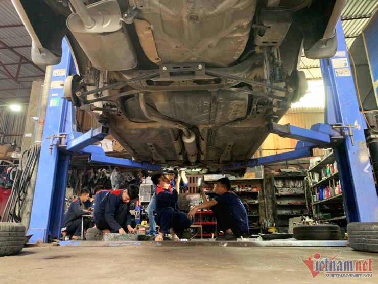 Để chủ động và yên tâm khi đến kỳ đăng kiểm, chủ xe nên đưa phương tiện tới các gara uy tín kiểm tra, bảo dưỡng trước nhằm kịp thời phát hiện và khắc phục các lỗi kỹ thuật. Ảnh: Hoàng Hiệp