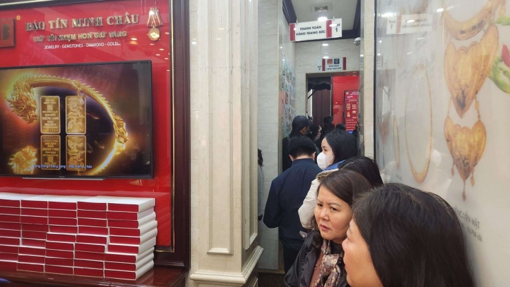 Người mua xếp hàng dài khi giá vàng hôm nay 9/1 tăng trở lại. Ảnh: Thái Nguyễn