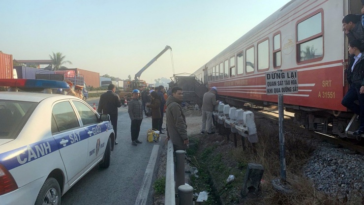 Va chạm với đoàn tàu Hoa Phượng Đỏ, cabin xe tải bị vò nát - 1