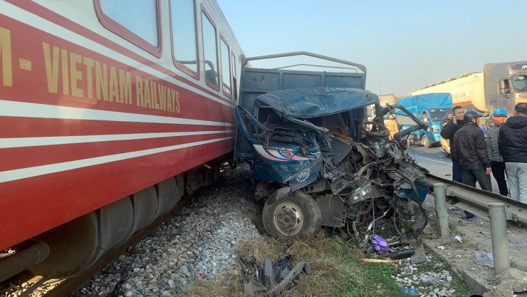Va chạm với đoàn tàu Hoa Phượng Đỏ, cabin xe tải bị vò nát - 2