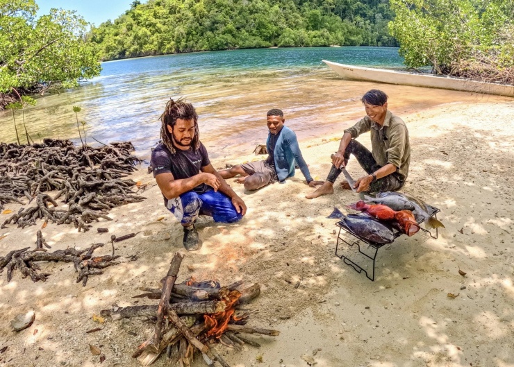 Anh Nguyên cùng những người dân trên đảo. Ảnh: NVCC