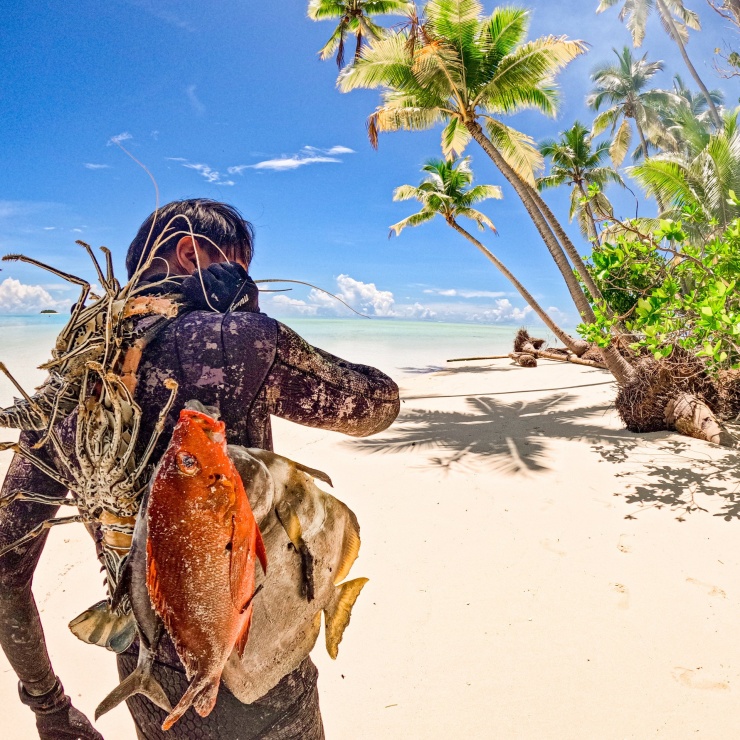 Anh Nguyên đã học lặn và săn bắt chuyên nghiệp trong thời gian du học ở châu Âu. Ảnh: NVCC