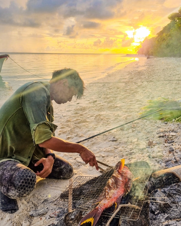 Nam du khách Việt tự đánh bắt hải sản và chế biến đơn giản. Trong suốt 1 tháng trên đảo, anh hoàn toàn không ăn thịt động vật. Ảnh: NVCC