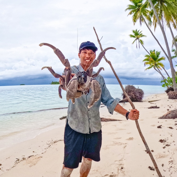 Loại cua dừa khổng lồ trên đảo. Anh Nguyên cho biết, người dân không săn bắt loại sinh vật này vì chúng sinh trưởng rất chậm. Ảnh: NVCC
