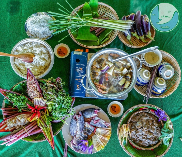 Lẩu mắm U Minh là sự tổng hòa của các loại nguyên liệu. Ảnh: Page Cà Mau