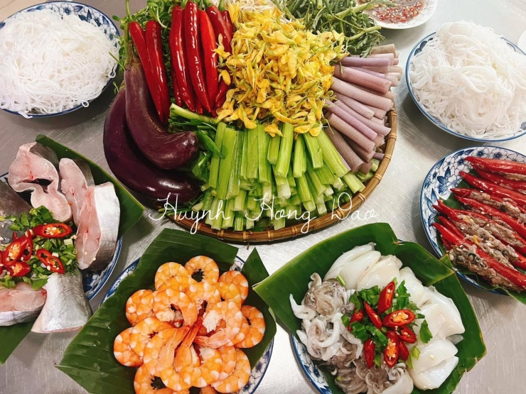 Các món ăn kèm lẩu mắm rất đa dạng. Ảnh: Huynh Hong Dao