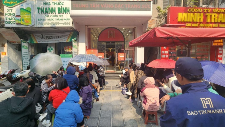 Mặc dù 14 giờ mới mở bán đợt tiếp theo, nhưng hàng loạt người dân đã xếp hàng từ lúc 11 giờ 30 phút tại cửa hàng vàng.&nbsp;Ảnh: Thái Nguyễn