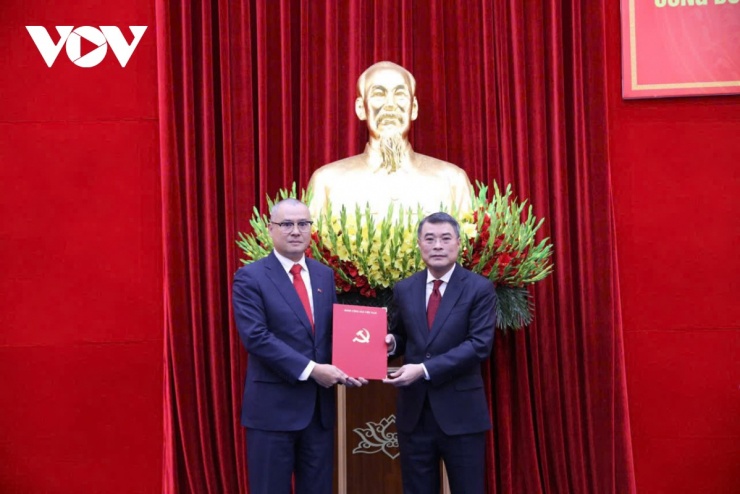 Trưởng ban Tổ chức Trung ương Lê Minh Hưng (phải) trao quyết định cho tân Bí thư Tỉnh ủy Phú Thọ Phạm Đại Dương.