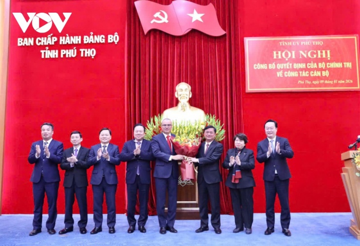 Tặng hoa chúc mừng tân Bí thư Tỉnh ủy Phú Thọ Phạm Đại Dương.