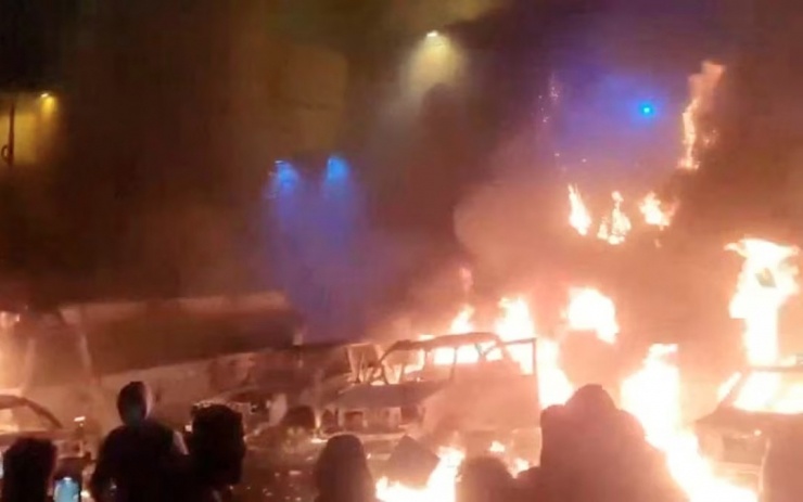 Xe bị đốt cháy trong các cuộc biểu tình bạo lực tại Iran. Hình ảnh được công bố hôm 9/1. Nguồn: Reuters.