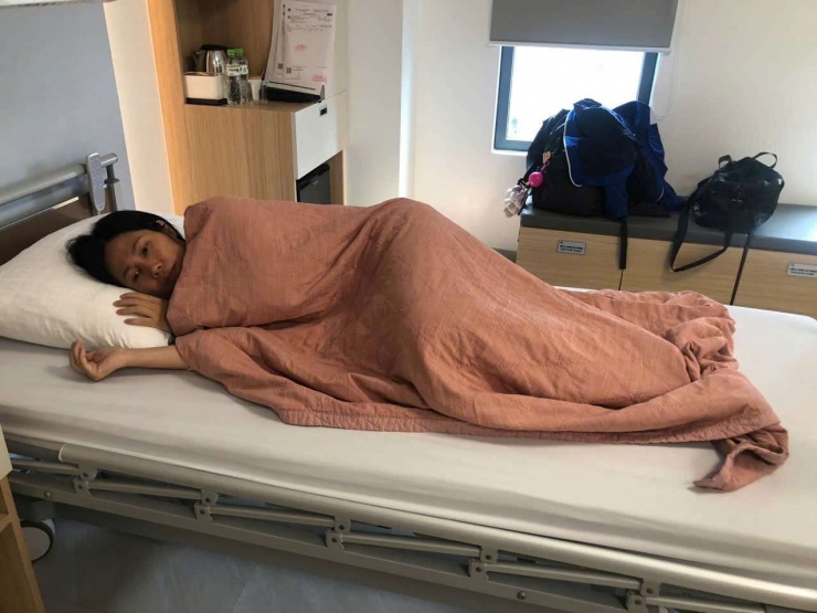 Chị H đang được bác sĩ theo dõi chấn thương sọ não tại bệnh viện theo chỉ định chuyên môn. Ảnh: NVCC.