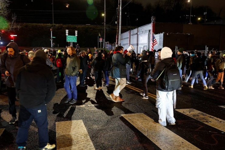 Mỹ: Liên tiếp các vụ nổ súng của nhân viên di trú, người dân xuống đường biểu tình - 1