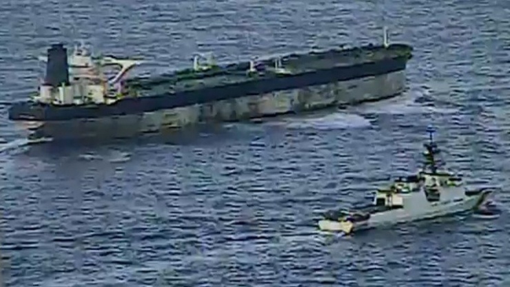 Tàu Mỹ hộ tống tàu chở dầu Marinera. (Ảnh: Lực lượng Bảo vệ Bờ biển Mỹ).