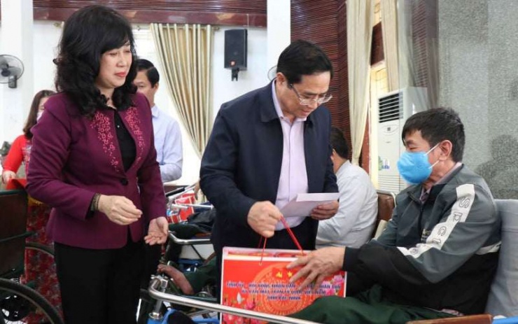 Thủ tướng Phạm Minh Chính và Bộ trưởng Bộ Y tế Đào Hồng Lan tặng quà cho người có công với cách mạng. Ảnh: CP