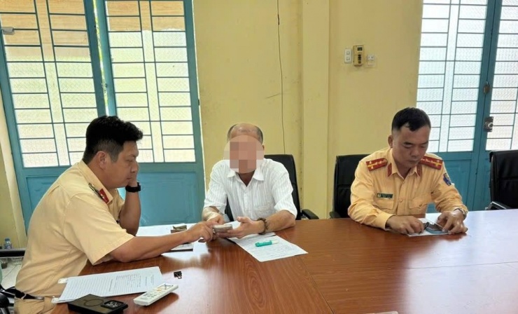 Lực lượng CSGT làm việc với tài xế Nguyễn Đức T. Ảnh: CACC