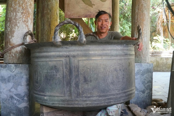 Chiếc nồi đồng nặng 1 tạ ông Sỹ dùng một căn nhà sàn để đổi. Ảnh: Lê Dương