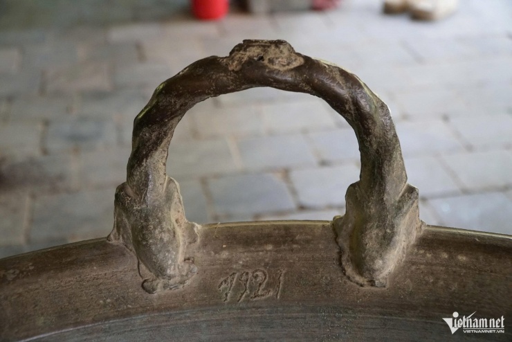 Trên vành ghi số 1921. Ảnh: Lê Dương