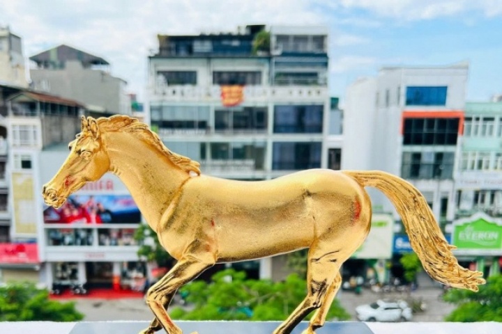 Khách chịu chi hàng chục triệu mua tượng ngựa mạ vàng ánh kim đón Tết Bính Ngọ