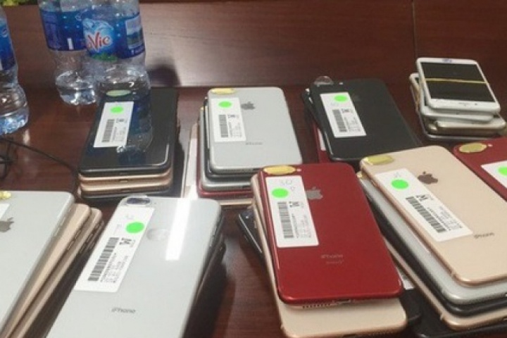 Bán 2.540 iPhone là tang vật vi phạm hành chính, giá khoảng 800 ngàn đồng mỗi chiếc