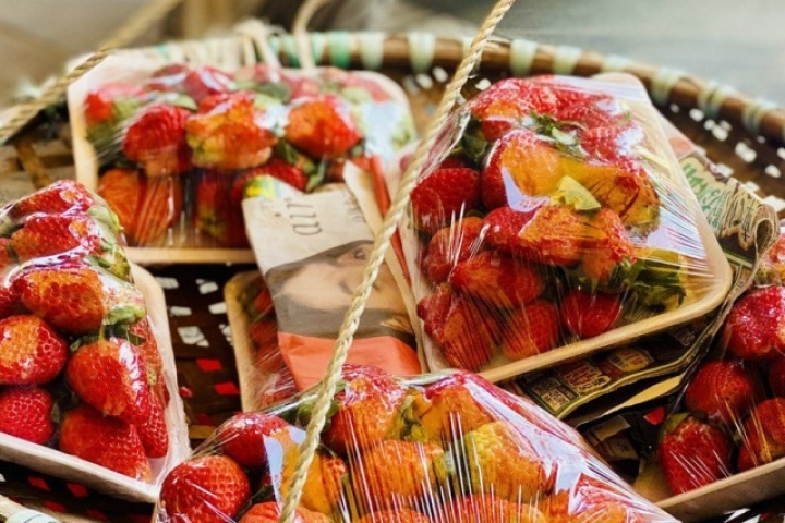 Dâu tây Trung Quốc bán tràn ngập thị trường, người tiêu dùng cần lưu ý điều này để không bị "qua mặt"
