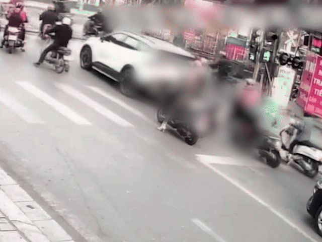 Ôtô tông nhiều xe máy khi dừng chờ tàu hỏa