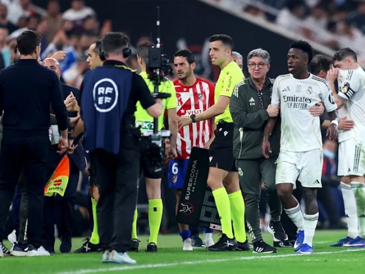 HLV Simeone mỉa mai Vinicius sẽ bị "bố già" Perez đuổi khỏi Real Madrid