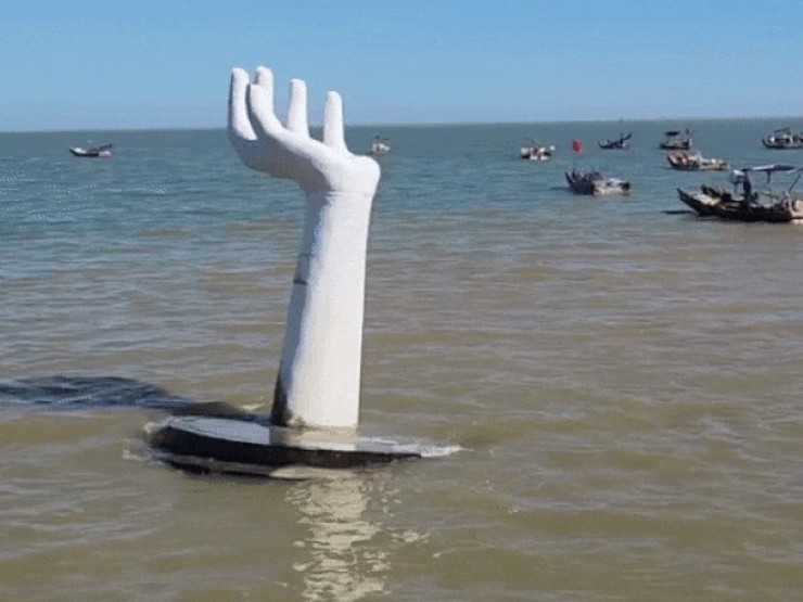 "Xóa sổ" 5 bàn tay "khổng lồ" gây tranh cãi ở biển Hải Tiến