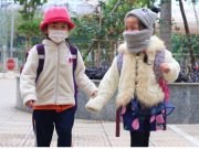 Nhiều trường ở Hà Nội lùi giờ học vì trời rét