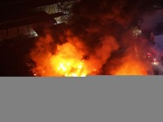 Khói lửa cuồn cuộn bao trùm xưởng gỗ gần ga Lạc Đạo, Hưng Yên