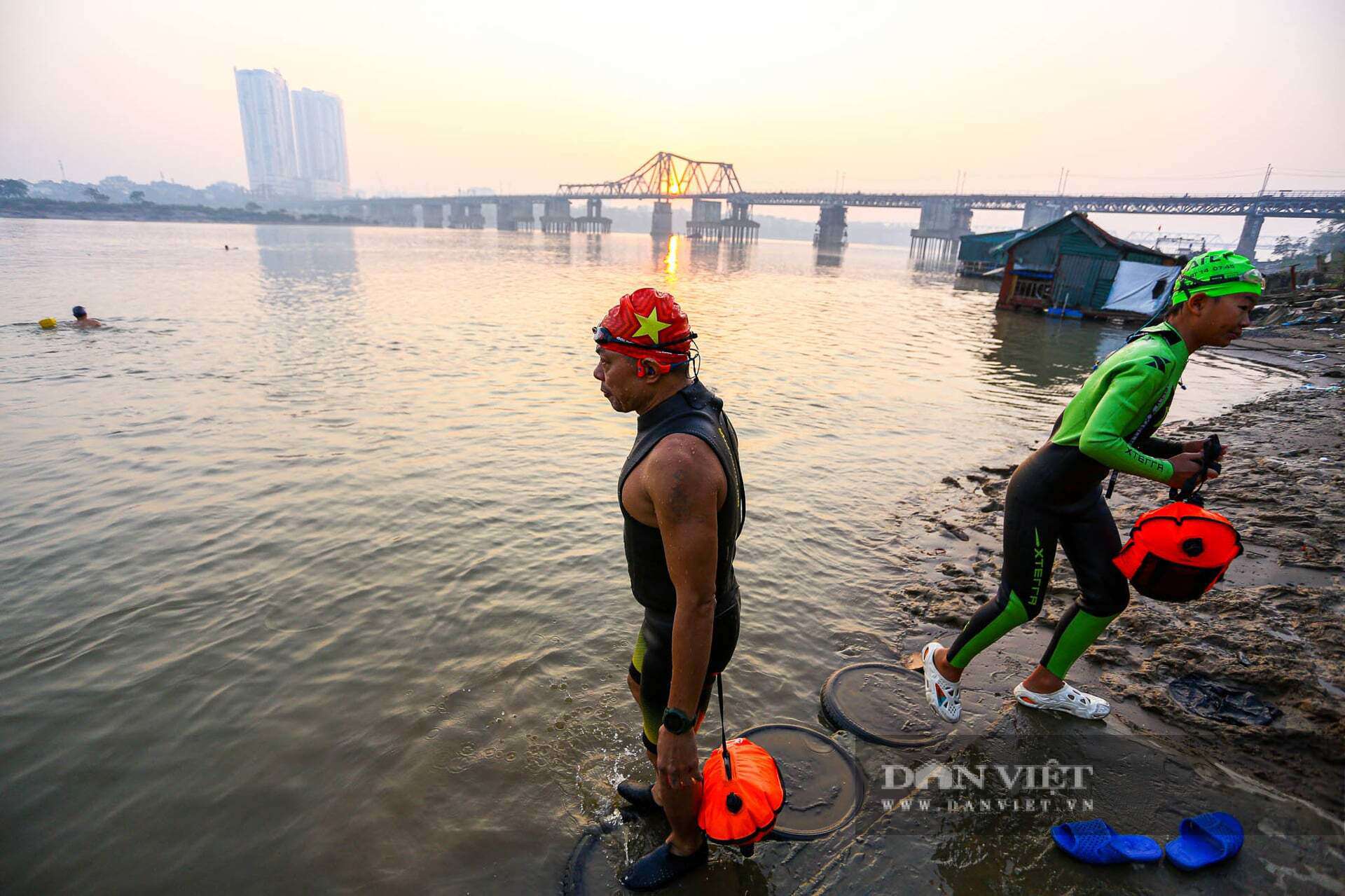 Hà Nội rét 8 độ C, người dân vẫn ngâm mình bơi lội trên sông Hồng suốt cả giờ - 7